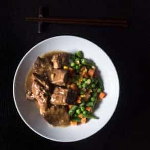 Easy Instant Pot HK Garlic Beef Rice Bowl in pressure cooker: Comforting One Pot Meal with Pot-in-Pot rice, tender beef in fragrant garlic sauce.