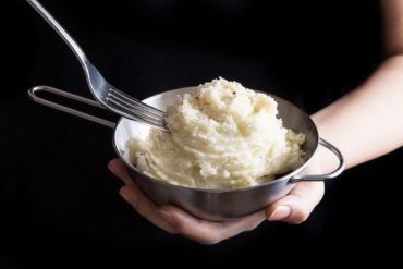 10 minutes prep to make this super easy pressure cooker mashed potatoes. Fluffy, creamy butter garlic smashed potatoes sprinkled with cheese and pepper. Pressurecookrecipes.com